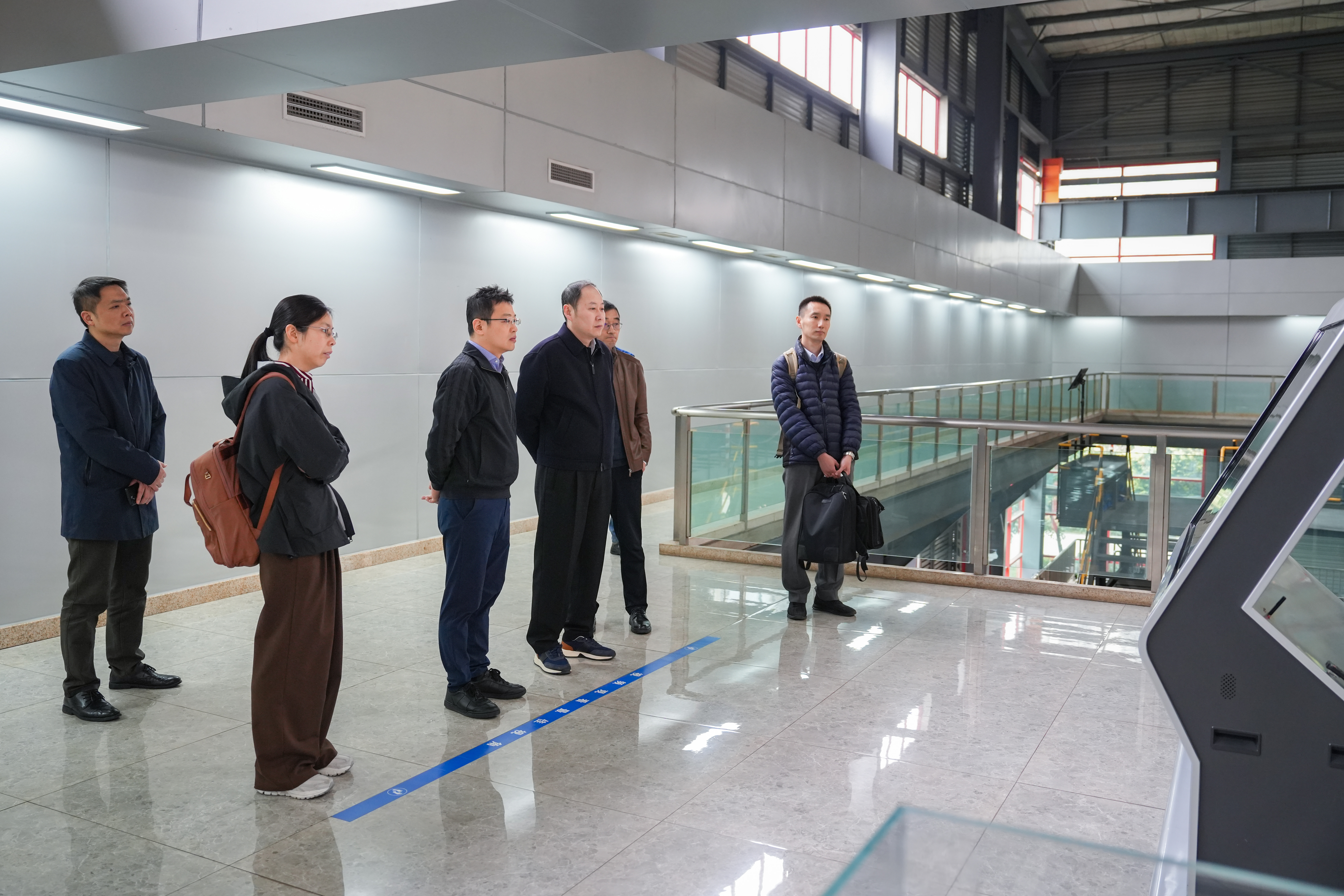 中信環境黨委委員、副總經理王松一行到三峰環境集團考察交流